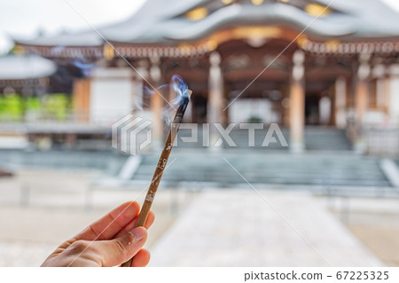 Around the temple alone and give incense sticks 67225325
