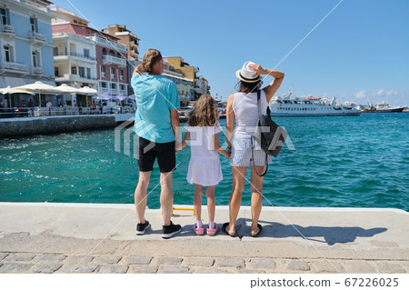 Tourist family back view, summer sea holidays 67226025