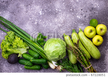 Various green vegetables and fruits 67228051