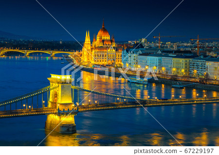 Iluminated Chain bridge and Parliament building at twilight, Budapest, Hungary 67229197