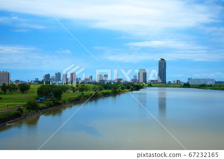 雨季從ham濱大橋眺望藍天的川口本鄉住宅區景觀 雨季從ham濱大橋眺望藍天的川口本鄉住宅區景觀 67232165