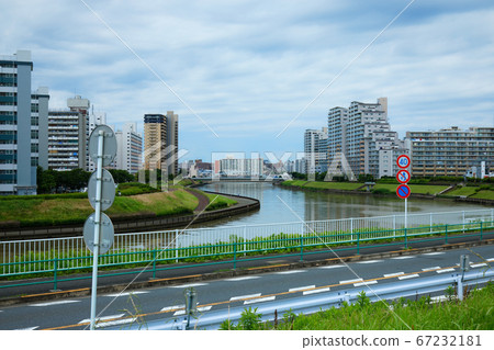 A view of the Sumida River from the Arakawa River in the rainy season A view of the Sumida River from the Arakawa River in the rainy season 67232181