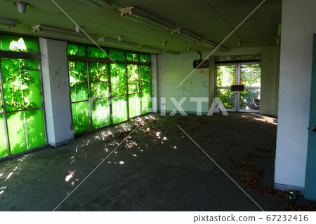 Abandoned office 67232416
