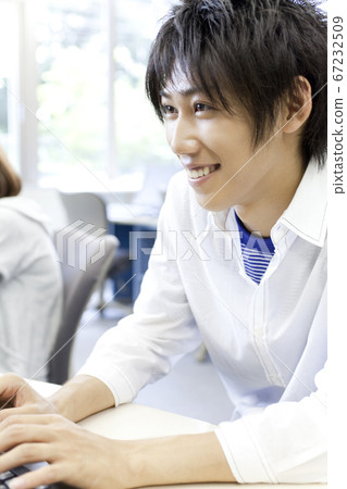 大學生使用電腦 大學生使用電腦 67232509