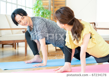 夫妻夫婦健身運動瑜伽生活生活方式 67234178