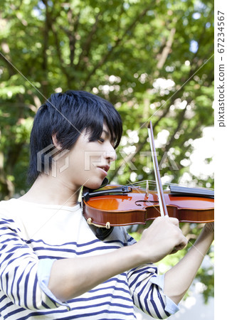 男大學生拉小提琴 67234567