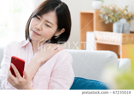 一名肩膀僵硬的中年婦女[智能手機] 67235019