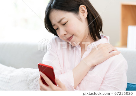一名肩膀僵硬的中年婦女[智能手機] 67235020