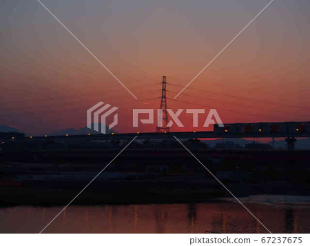 多摩單軌電車在夕陽下奔跑 多摩單軌電車在夕陽下奔跑 67237675