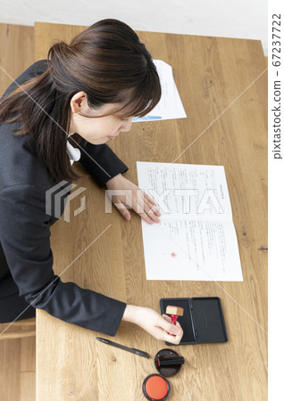 西裝印在桌子上的文件中的女人 67237722