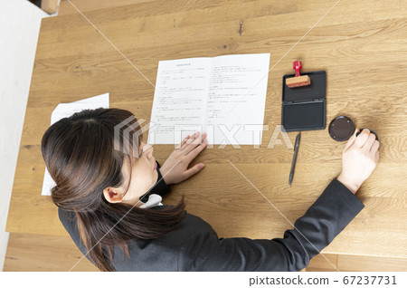 西裝印在桌子上的文件中的女人 67237731