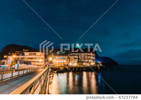 [Enoshima] Green light up of sea candle from Bentenbashi [Oil painting] 67237784