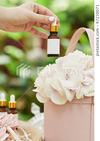 Packing cosmetics for client 67238071