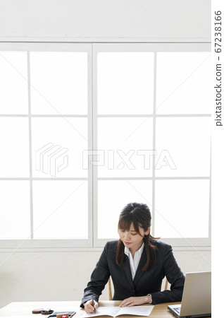西裝印在桌子上的文件中的女人 西裝印在桌子上的文件中的女人 67238166