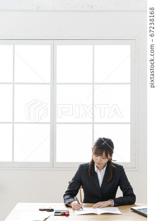 西裝印在桌子上的文件中的女人 67238168