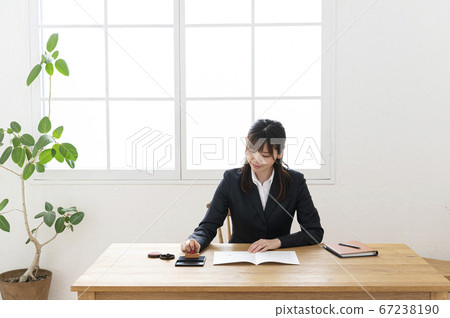 西裝印在桌子上的文件中的女人 67238190