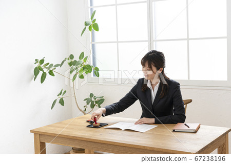 西裝印在桌子上的文件中的女人 67238196