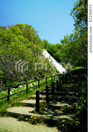 新鮮的綠色Oshinkoshin瀑布 67240071