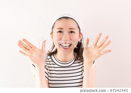 年輕女人在做瑜伽 67242343