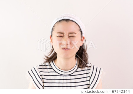 年輕女人在做瑜伽 年輕女人在做瑜伽 67242344