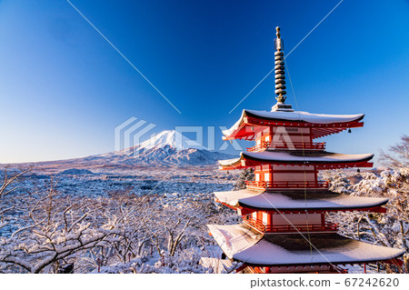 (Yamanashi Prefecture) Japan's beauty and snow, Arakurayama Sengen Park Chureito, Mt. Fuji 67242620
