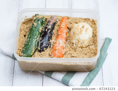 米糠醃菜和夏季蔬菜 67243223