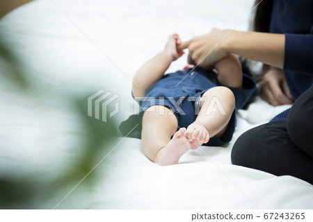 媽媽抱著嬰兒床 67243265