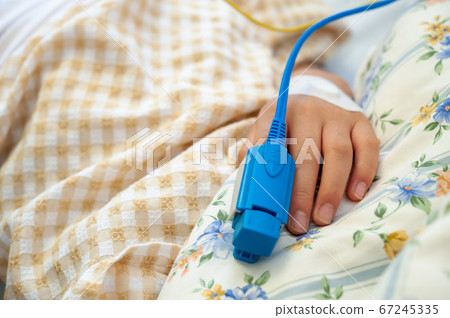 Finger with pulse oximeter Finger with pulse oximeter 67245335