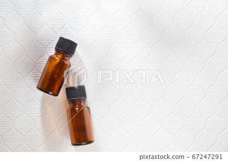 兩瓶香氣和香薰油。薰衣草,放鬆,美女形象。 兩瓶香氣和香薰油。薰衣草,放鬆,美女形象。 67247291