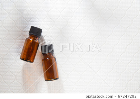 兩瓶香氣和香薰油。薰衣草，放鬆，美女形象。 67247292