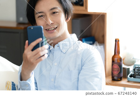 在智能手機上在線約會的男人 67248140