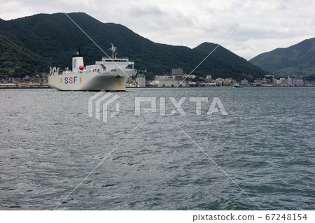 Shimonoseki and Shanghai International Ferries arrive Shimonoseki and Shanghai International Ferries arrive 67248154