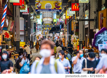 日本的東京城市風光戴著面具的遊客漫步於東京淺草的新中瀨瀨新購物街= 7月5日 日本的東京城市風光戴著面具的遊客漫步於東京淺草的新中瀨瀨新購物街= 7月5日 67248853