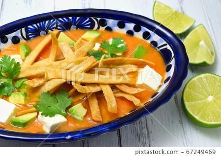墨西哥美食Sopa de Aztec（Sopa de Tortilla） 67249469