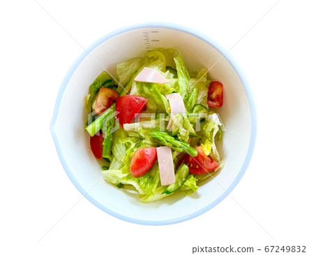 搪瓷碗裡的蔬菜沙拉 67249832