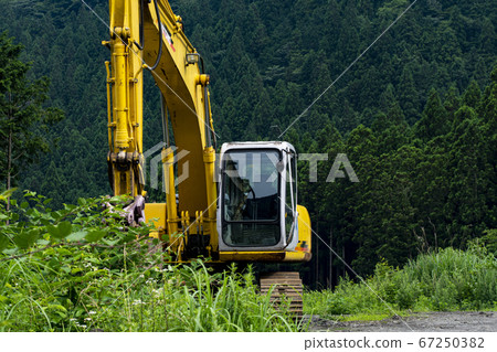 Excavator working in the mountains 67250382