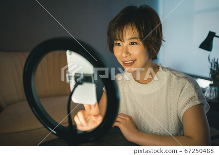 一個通過智能手機環形燈現場直播SNS的女人 67250488