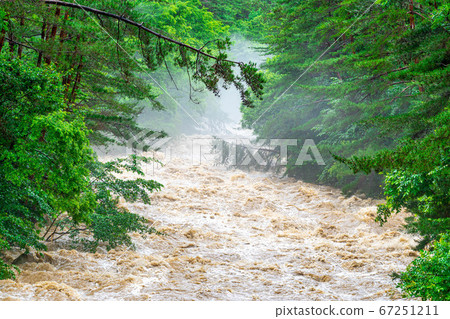 渾濁的水流，大雨過後的河流[長野縣] 67251211