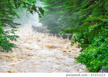 渾濁的水流，大雨過後的河流[長野縣] 67251213