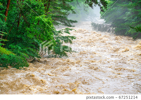 渾濁的水流，大雨過後的河流[長野縣] 67251214