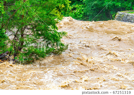 渾濁的水流，大雨過後的河流[長野縣] 67251319