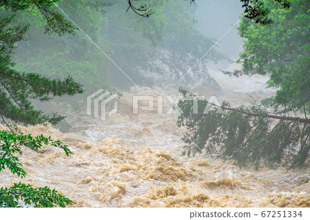 渾濁的水流，大雨過後的河流[長野縣] 67251334
