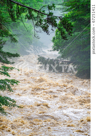渾濁的水流，大雨過後的河流[長野縣] 67251411