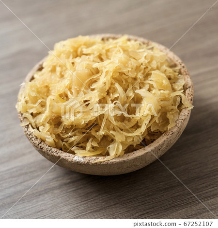 cooked sauerkraut, german fermented cabbage 67252107