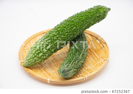 漏勺上的兩個苦瓜沙丁魚上的兩個苦瓜 漏勺上的兩個苦瓜沙丁魚上的兩個苦瓜 67252367