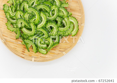 在漏勺上切苦瓜,將苦瓜切成零食 在漏勺上切苦瓜,將苦瓜切成零食 67252641