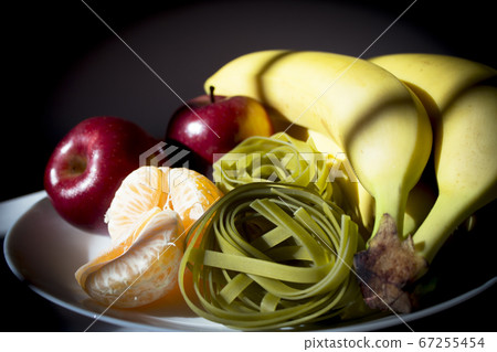 Bananas, apples, mandarin and uncooked spinach 67255454