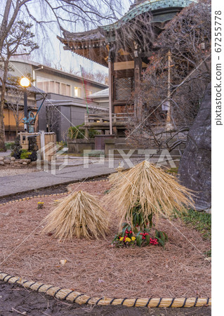 [Nippori, Tokyo] A small Christmas snowflake of straw that is displayed in the garden of Tennoji Temple, which is the Seven Lucky Gods of Yanaka. 67255778