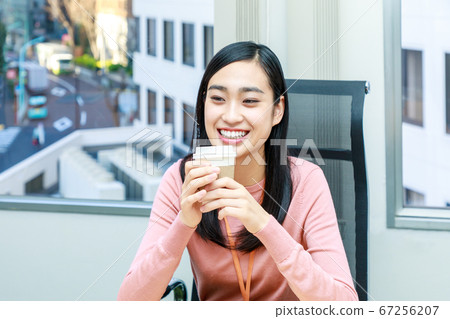 一個女人喝咖啡休息一下 67256207