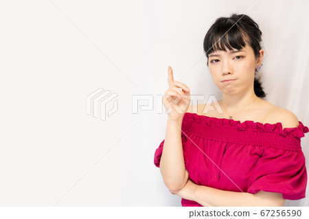 憤怒的女人（白色背景） 67256590